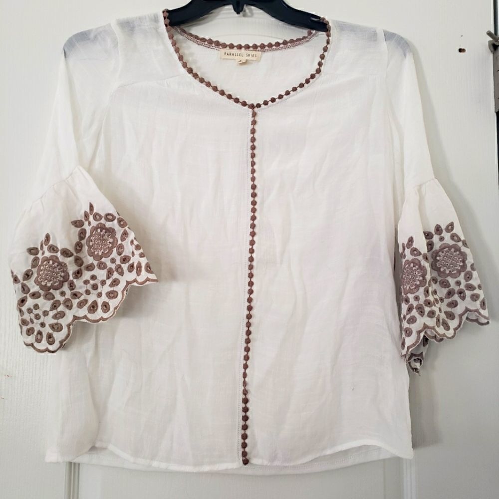NWT Parallel Skies embroidered peasant top S